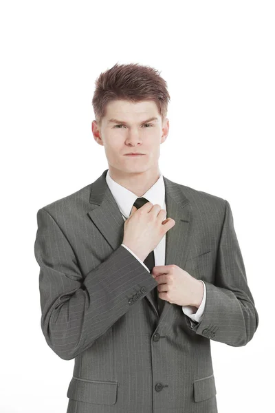 Młody biznesmen dostosowując jego krawat.odizolowany na biały — Zdjęcie stockowe