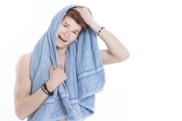 Jonge man met handdoek ontspannen na douche. — Stockfoto