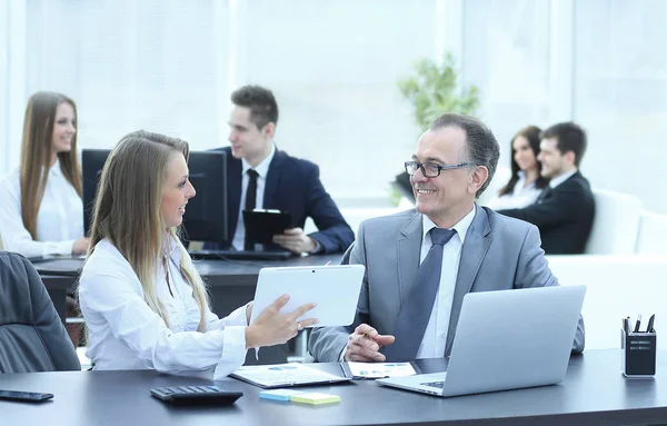 Empleados que utilizan tabletas digitales para trabajar con datos financieros — Foto de Stock