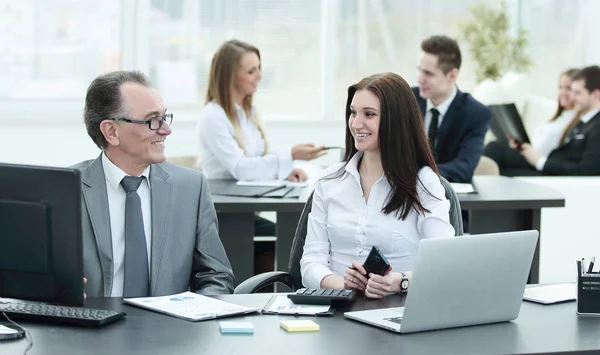 Zakenman analyseren opbrengst uit beleggingen, begroting en grafieken op zijn werkplek — Stockfoto