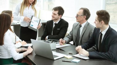 İş takım yeni iş planı ile tartışırken Yöneticisi