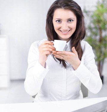 başarılı iş kadını ile kahve fincanı masasında oturan