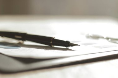 up.Fountain kalem businessman.photo kopya alanı ile masada üzerinde kapatın