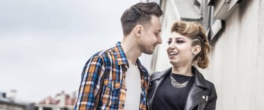 modern bir şehir sokakta yürüyen aşık Çift.