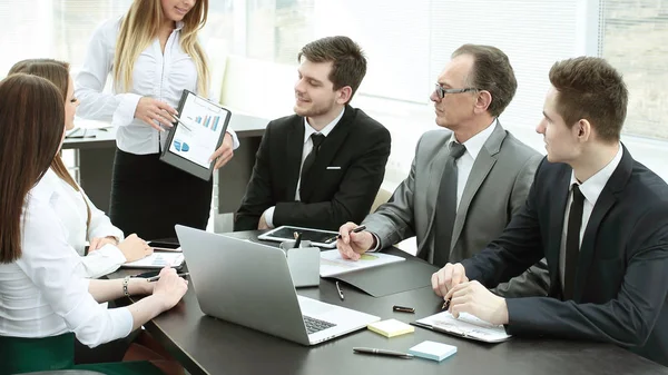 Менеджер обсуждает с бизнес-командой новый бизнес-план — стоковое фото