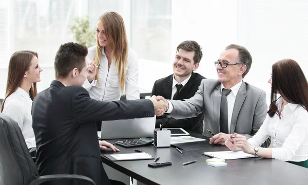 Parceiros de negócios apertando as mãos após uma transação bem sucedida — Fotografia de Stock