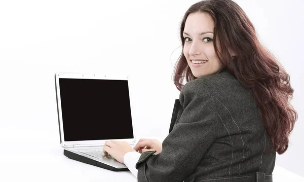 Vista posteriore.donna d'affari sorridente digitando sul computer portatile e guardando la fotocamera — Foto Stock