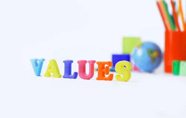 Woord waarden op onscherpe achtergrond van school levert .photo met kopie ruimte — Stockfoto