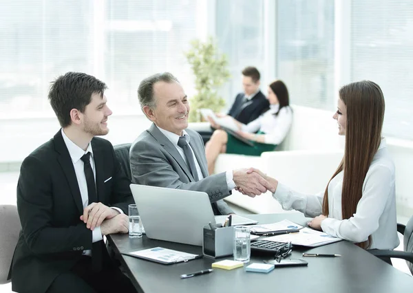 Zakenvrouw schudden handen met een volwassen businesspartner. — Stockfoto