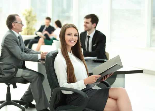 Ejecutiva mujer de negocios con portapapeles oficina moderna — Foto de Stock