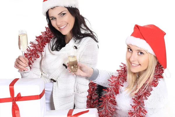 Yakından. Noel Baba şapkalı üç genç kadın. Noel hediyeleri ve şampanya kadehleriyle. — Stok fotoğraf