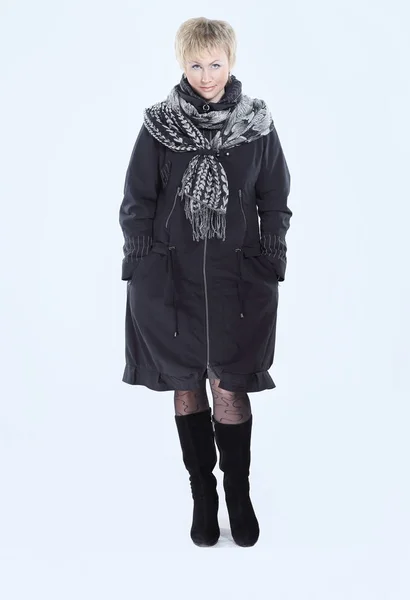 Modische Frau in schwarzem Mantel und Schal.. — Stockfoto