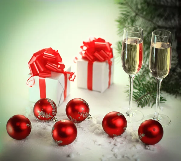 Dvě sklenice se šampaňským a vánoční dárky na Vánoce — Stock fotografie