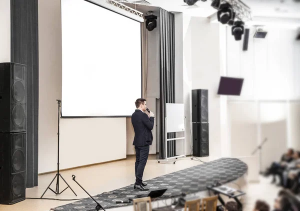 Orador en conferencias de negocios frente a la Junta para presentaciones de negocios — Foto de Stock