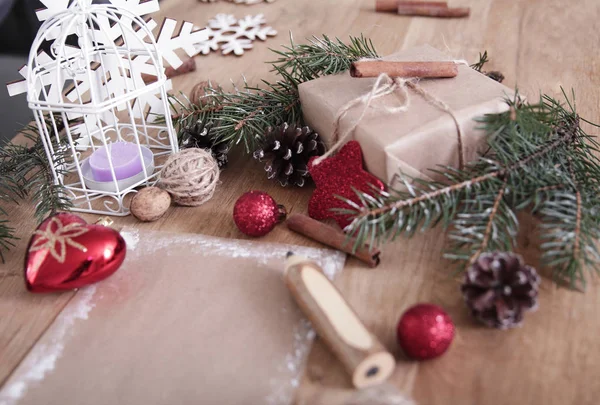 Grußkarte und Schachtel mit Geschenk auf weihnachtlichem Hintergrund. Retro-Stil — Stockfoto