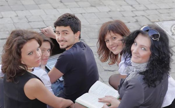 Achterste view.group van de studenten voorbereiden op lezingen met behulp van laptop — Stockfoto