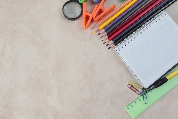 Notepad for taking notes and school supplies on a paper background .photo with copy space — Stock Photo, Image