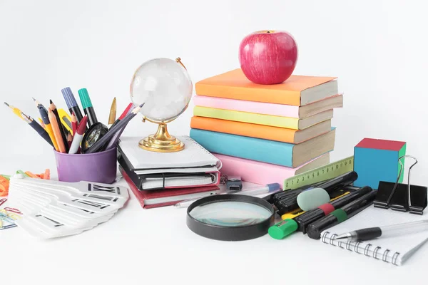 Variedade de materiais escolares coloridos em um fundo branco — Fotografia de Stock