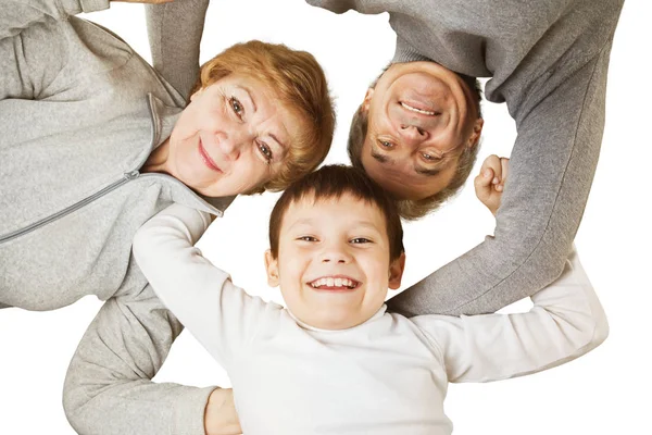 Grootmoeder met opa en kleinzoon knuffelen in een cirkel. concept-gelukkige familie — Stockfoto