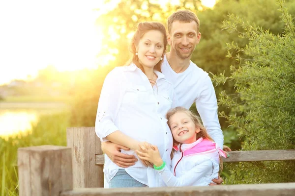 Glücklicher Familienvater Mutter und Tochter entspannen im Park — Stockfoto