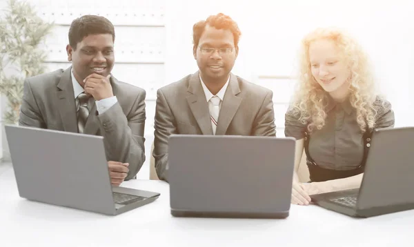 Employees sitting on the workplace in the office — Stock Photo, Image