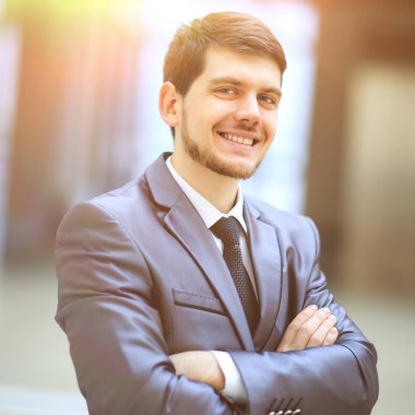 Gülümseyen yakışıklı bir iş adamının portresi