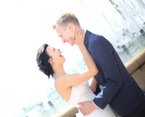 Retrato de um casal amoroso no dia do casamento — Fotografia de Stock