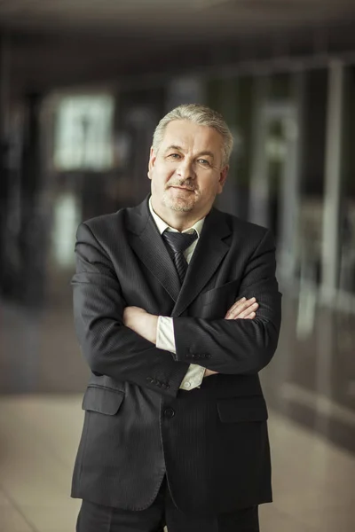 Retrato de un exitoso hombre de negocios en el fondo de la oficina moderna —  Fotos de Stock