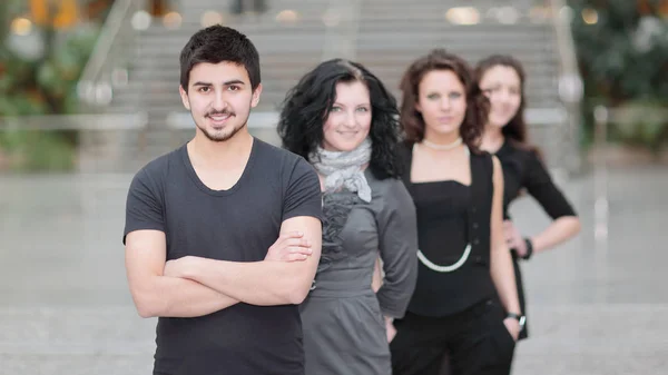 Retrato da equipe de negócios bem sucedida no fundo do escritório . — Fotografia de Stock