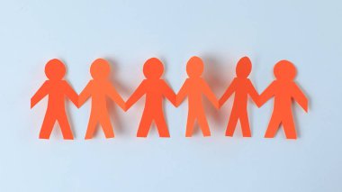 Dört kağıt erkek birbirlerinin alarak eller