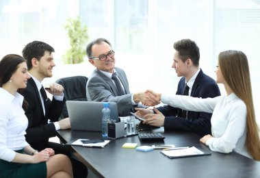 Yöneticisi ve sözleşme tartıştıktan sonra el sıkışan istemci