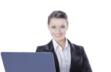 başarılı iş kadını ile açık bir laptop duruyor