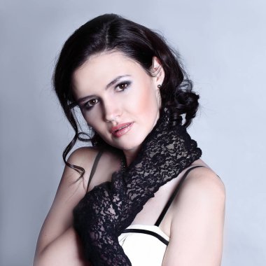 gri arka plan üzerinde şık genç woman.isolated portresi