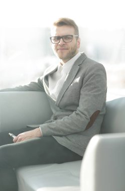 up.Pensive işadamı e-sigara dinlenme odasında oturma ile yakın