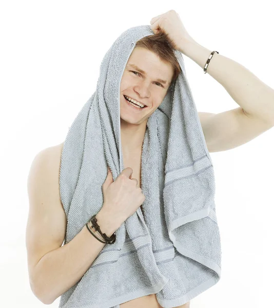 Młody człowiek z ręcznikiem relaksujące po prysznicem. — Zdjęcie stockowe