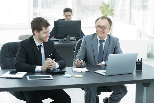 Gente de negocios discutiendo el stock de documentos en la oficina — Foto de Stock