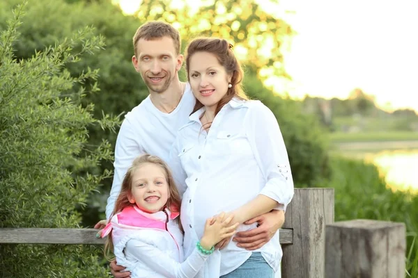 Glückliche und freundliche Familie wartet auf Nachschub — Stockfoto