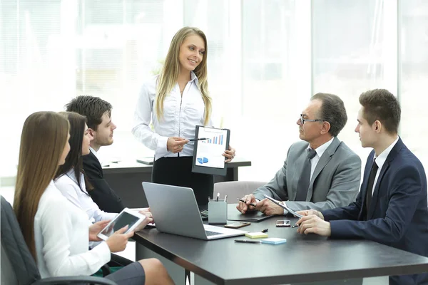 Empresaria explicando plan de negocios a sus colegas — Foto de Stock