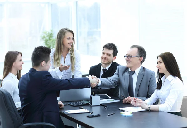 Zakenpartners schudden handen na een geslaagde transactie — Stockfoto