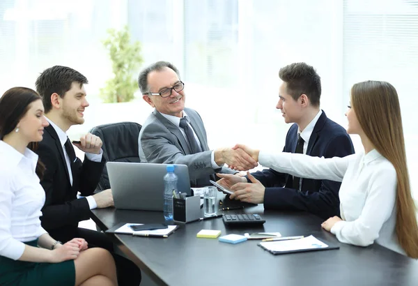 Yöneticisi ve sözleşme tartıştıktan sonra el sıkışan istemci