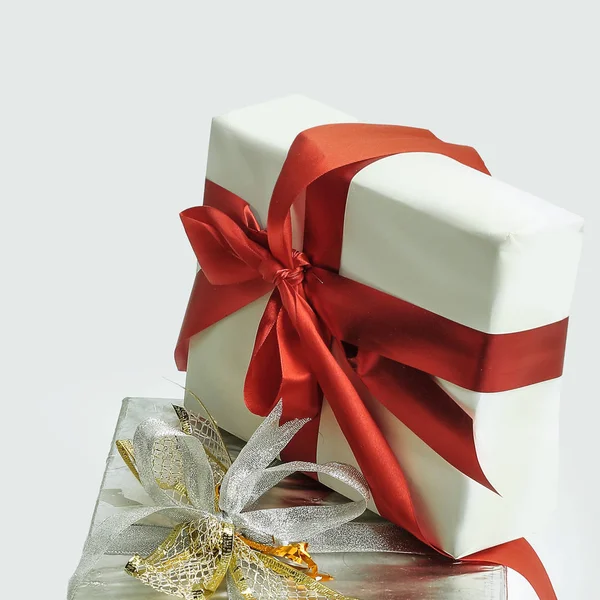 Closeup.white caixa com gift.isolated no branco — Fotografia de Stock