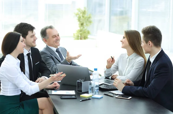 Colegas de negocios hablando en el escritorio en la oficina — Foto de Stock