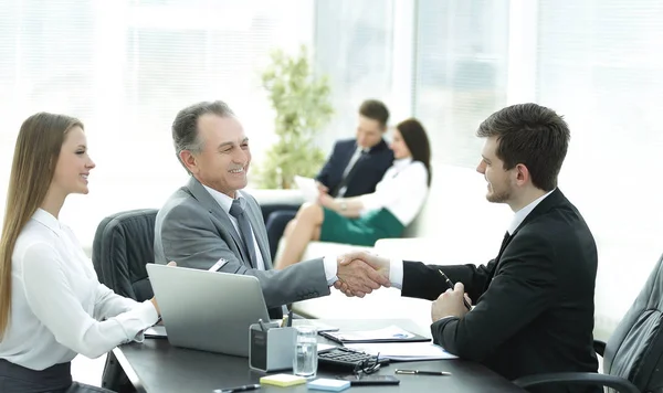 Handshake podnikatelů za stolem v kanceláři — Stock fotografie