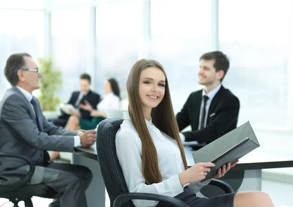 Femme d'affaires exécutive avec presse-papiers bureau moderne — Photo