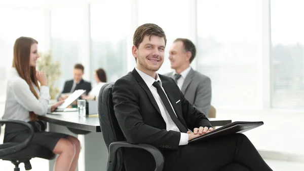 Hombre de negocios en la oficina con su equipo de negocios trabajando detrás —  Fotos de Stock