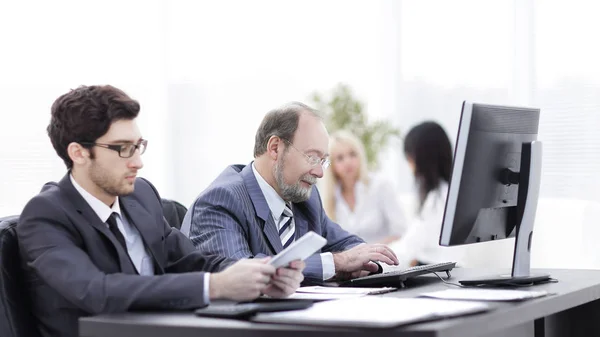 Zwei Geschäftsleute im Büro. — Stockfoto