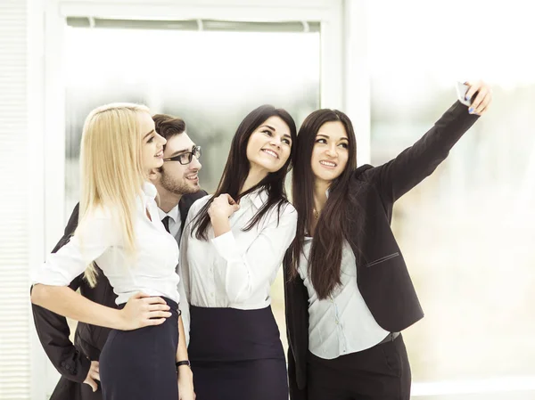 Udanego biznesu zespół robi sobie selfie w holu urzędu nowoczesne — Zdjęcie stockowe