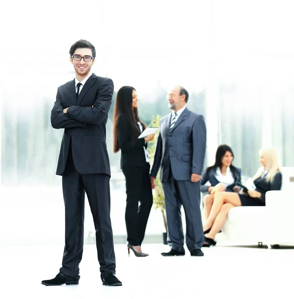 Jefe en el fondo del equipo de negocios en la oficina — Foto de Stock