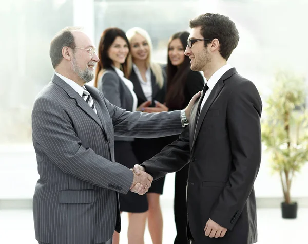 Incontro di uomini d'affari in office.business stretta di mano . — Foto Stock