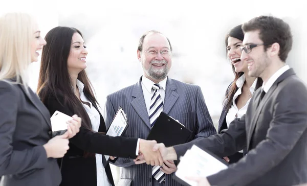 Equipo profesional de negocios y estrechando las manos de los socios comerciales jóvenes en la oficina — Foto de Stock